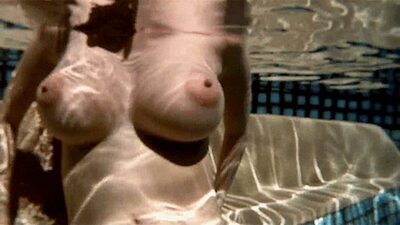 Bild markiert mit: Boobs, Busty, Pool