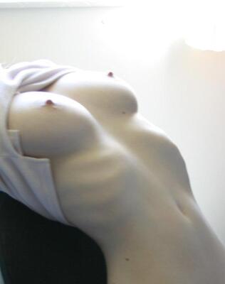 Bild markiert mit: Boobs, Skinny