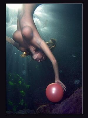 Bild markiert mit: Boobs, Under water
