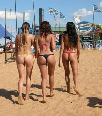 Bild markiert mit: Brunette, 3 girls, Ass - Butt, Beach, Bikini, Legs