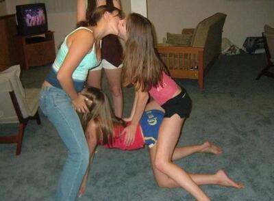 Bild markiert mit: Brunette, 4 girls, Kissing, Legs, Lesbian, Sexy Wallpaper, Threesome