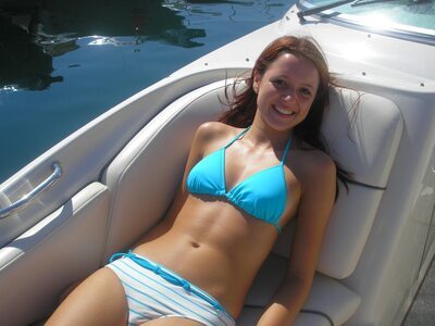 Bild markiert mit: Brunette, Bikini, Boat, Sexy Wallpaper, Smiling, Tummy