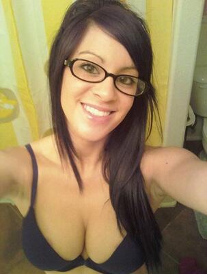 Bild markiert mit: Brunette, Boobs, Eyes, Lingerie, Selfie, Smiling
