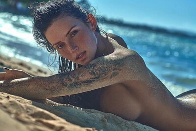 Bild markiert mit: Brunette, Busty, Kayla Lauren, American, Beach, Boobs, Cute, Sexy Wallpaper, Tattoo