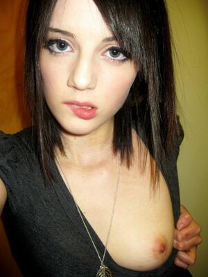 Bild markiert mit: Brunette, Eyes, Mouth, Small Tits