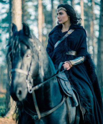 Bild markiert mit: Brunette, Gal Gadot, Celebrity - Star, Cosplay, Horse, Israeli, Safe for work