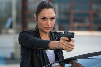 Bild markiert mit: Brunette, Gal Gadot, Celebrity - Star, Eyes, Gun, Israeli, Safe for work, Sexy Wallpaper