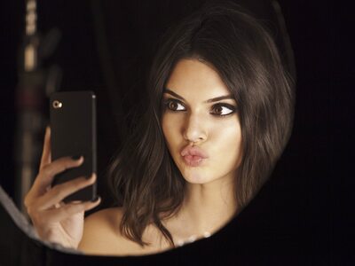 Bild markiert mit: Brunette, Kendall Jenner, American, Celebrity - Star, Eyes, Mirror, Mouth, Safe for work, Selfie, Sexy Wallpaper