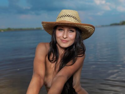 Bild markiert mit: Brunette, MET Art, Mosoe, Yarina A, Cute, Eyes, Hat, Nature, Sexy Wallpaper, Smiling, Ukrainian