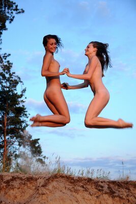 Bild markiert mit: Brunette, MET Art, Terida, Vittoria A, Yarina A, 2 girls, Funny, Legs, Lesbian, Nature, Smiling, Ukrainian