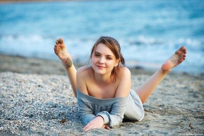 Bild markiert mit: Brunette, MPL Studios, Beach, Cute, Feet, Sexy Wallpaper, Smiling