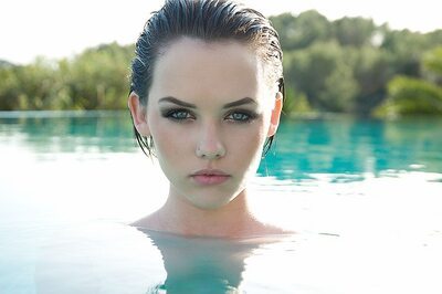 Bild markiert mit: Brunette, Melissa Clark, Cute, Eyes, Face, Pool, Sexy Wallpaper