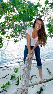 Bild markiert mit: Brunette, Natacha Nies-Piotrowski, Beach, Belgian, Cute, Smiling