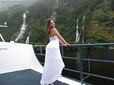 Bild markiert mit: Brunette, Riley Reid, Boat, Safe for work, Sexy Wallpaper, Smiling