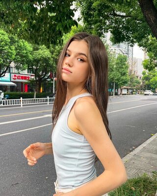 Bild markiert mit: Brunette, Skinny, Cute, Eyes