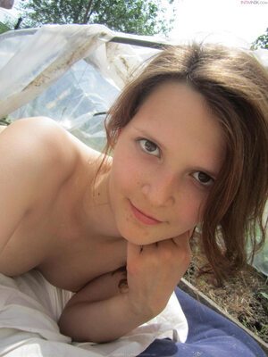 Bild markiert mit: Brunette, Small Tits, Face, Cute, Eyes, Nature