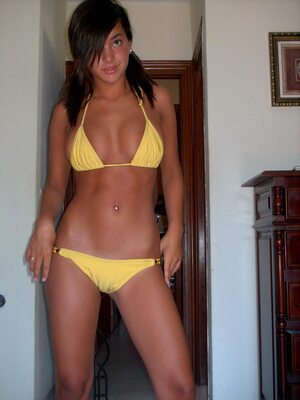 Bild markiert mit: Brunette, Tummy, Bikini, Piercing