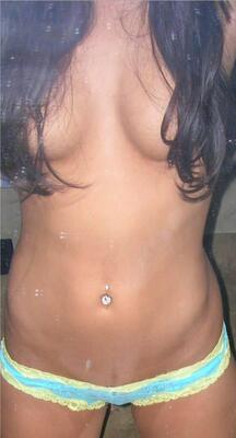 Bild markiert mit: Brunette, Tummy, Piercing