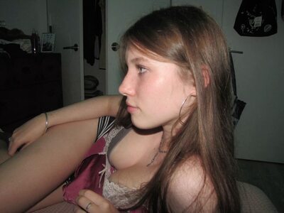 Bild markiert mit: Brunette, What is her name, Cute, Lingerie