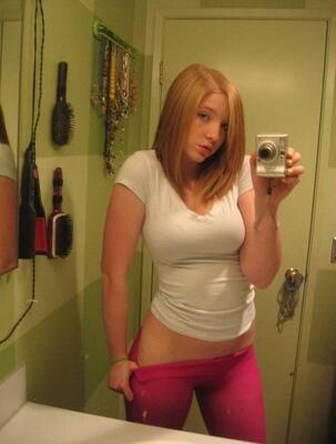 Bild markiert mit: Busty, Redhead, Mirror, Selfie