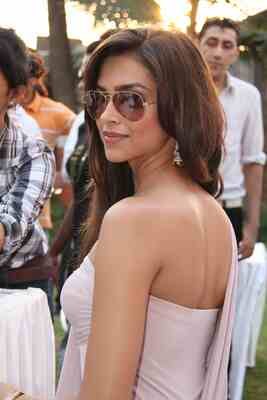 Bild markiert mit: Deepika Padukone, Brunette, Indian, Celebrity - Star, Safe for work