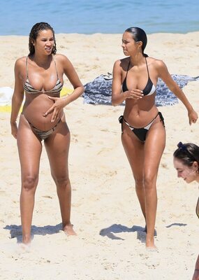 Bild markiert mit: Lais Ribeiro, 2 girls, Beach, Bikini, Brazilian, Celebrity - Star, Ipanema, Legs, Tummy