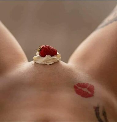 Bild markiert mit: Pussy, Strawberry, Tattoo