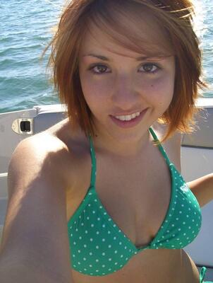 Bild markiert mit: Redhead, Bikini, Boat, Eyes, Selfie, Smiling