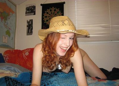 Bild markiert mit: Redhead, Cute, Hat, Sexy Wallpaper, Small Tits, Smiling