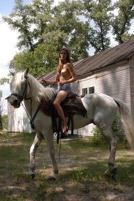Bild markiert mit: Skinny, Amazon, Blonde, MET Art, Marilu A, Cute, Horse, Legs, Nature, Small Tits, Ukrainian