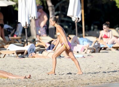 Bild markiert mit: Skinny, Amelia Windsor, Blonde, Beach, Celebrity - Star, English, Monokini, Small Tits