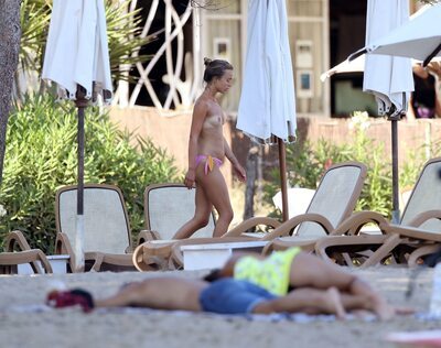 Bild markiert mit: Skinny, Amelia Windsor, Blonde, Beach, Celebrity - Star, English, Monokini, Small Tits