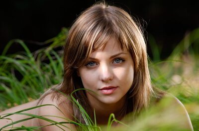 Bild markiert mit: Skinny, Amelie, Blonde, My First Time, Cute, Eyes, Face, Flat chested, Nature, Safe for work, Sexy Wallpaper, Small Tits