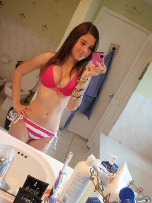Bild markiert mit: Skinny, American, Angie Varona, Bikini, Brunette, Busty, Mirror, Selfie, Cute, Tummy
