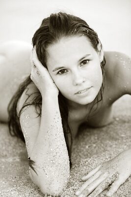 Bild markiert mit: Skinny, American, Aria A, Beach, Black and White, Brunette, Kevin Roberts, MET Art, Vita, Cute, Small Tits