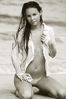 Bild markiert mit: Skinny, American, Aria A, Beach, Black and White, Brunette, Kevin Roberts, MET Art, Vita, Cute, Small Tits