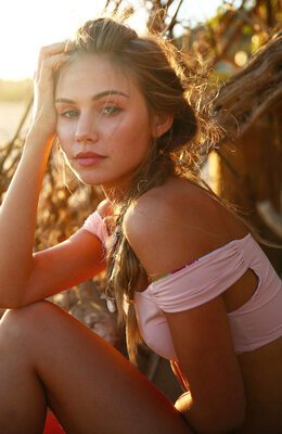 Bild markiert mit: Skinny, American, Beach, Bikini, Blonde, Eyes, Scarlett Leithold, Cute, Small Tits