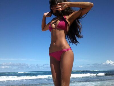 Bild markiert mit: Skinny, American, Beach, Bikini, Brunette, Meeya Dugied, Sexy Wallpaper, Cute, Tummy