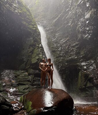 Bild markiert mit: Skinny, American, Bikini, Blonde, Legs, Nature, Scarlett Leithold, 2 girls, Cute, Tummy, Waterfall