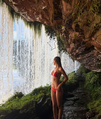 Bild markiert mit: Skinny, American, Bikini, Blonde, Legs, Nature, Scarlett Leithold, Cute, Tummy, Waterfall