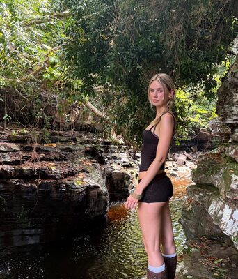 Bild markiert mit: Skinny, American, Blonde, Eyes, Legs, Nature, Scarlett Leithold, Ass - Butt, Braid, Cute
