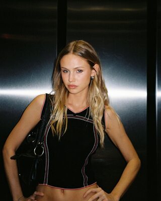Bild markiert mit: Skinny, American, Blonde, Eyes, Scarlett Leithold, Cute, Tummy