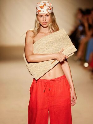Bild markiert mit: Skinny, American, Blonde, Eyes, Scarlett Leithold, Cute, Tummy
