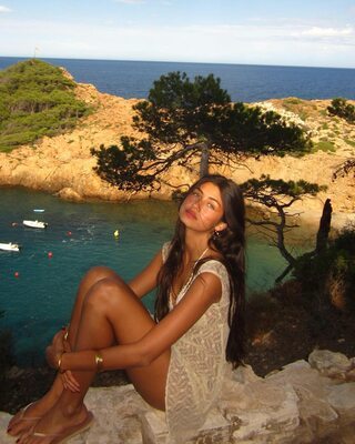 Bild markiert mit: Skinny, American, Brunette, Feet, Legs, Meeya Dugied, Cute