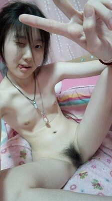 Bild markiert mit: Skinny, Asian, Cute, Flat chested, Hairy, Pussy, Selfie, Small Tits, Tongue