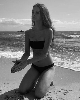 Bild markiert mit: Skinny, Australian, Bikini, Black and White, Brunette, Legs, Meika Woollard, Cute, Tummy