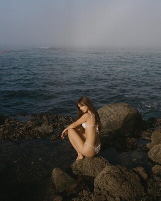 Bild markiert mit: Skinny, Australian, Bikini, Brunette, Legs, Lily Easton, Cute