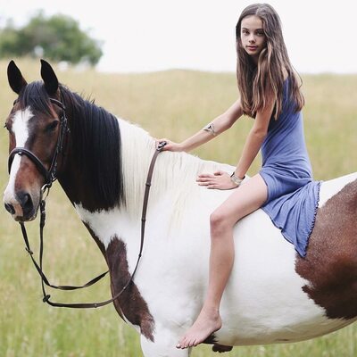 Bild markiert mit: Skinny, Australian, Brunette, Feet, Horse, Legs, Meika Woollard, Nature, Cute