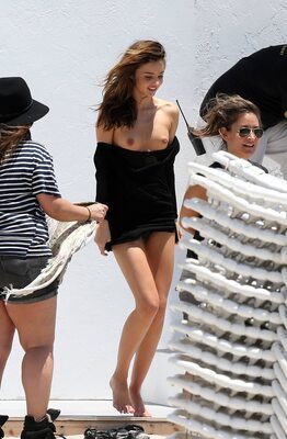 Bild markiert mit: Skinny, Australian, Brunette, Feet, Legs, Miranda Kerr, Smiling, Celebrity - Star, Cute