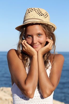 Bild markiert mit: Skinny, Basereth, Blonde, Katya Clover - Mango A, MET Art, Cute, Eyes, Face, Hat, Nature, Russian, Safe for work, Smiling